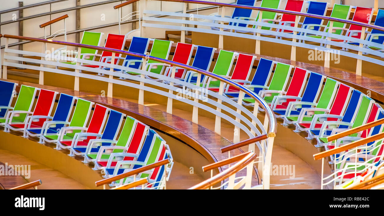 Des rangées de chaises colorées dans une arène en plein air ou salle Banque D'Images