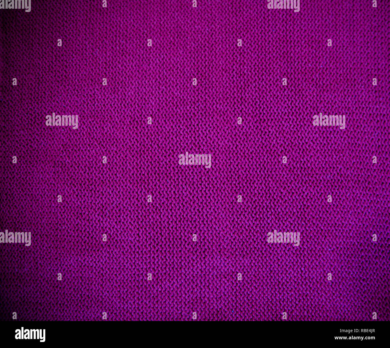 Fuchsia violet magenta. Motif tricoté chandail de laine la texture de près. Violet fait main laine à tricoter texture background Banque D'Images