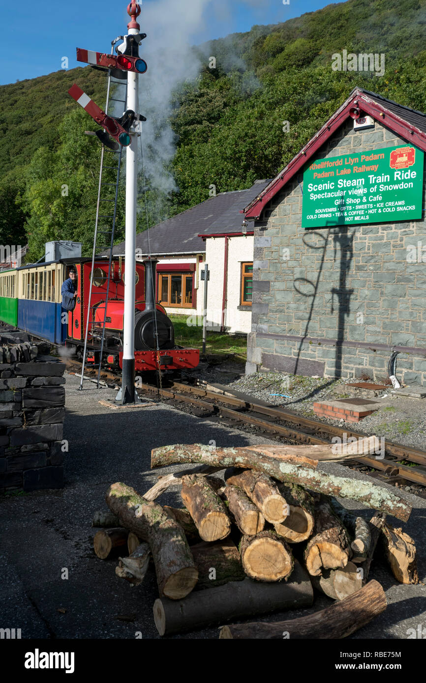Llanberis Lake Llyn Padarn à côté de chemin de fer dans le Nord du Pays de Galles Banque D'Images