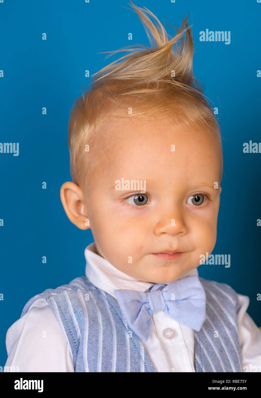 Une Coupe Parfaite Garcon Enfant Avec Des Cheveux Blonds Soins Des Cheveux Sains Habitudes Petit Enfant Avec Haut Coupe De Cheveux Petit Garcon Avec Un Coupe De Cheveux Produits Coiffants Photo Stock