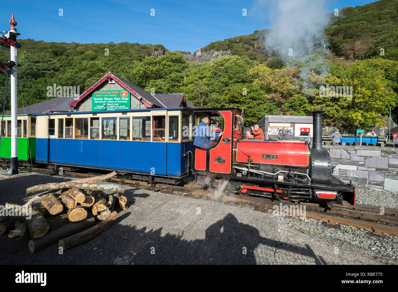 Llanberis Lake Llyn Padarn à côté de chemin de fer dans le Nord du Pays de Galles Banque D'Images
