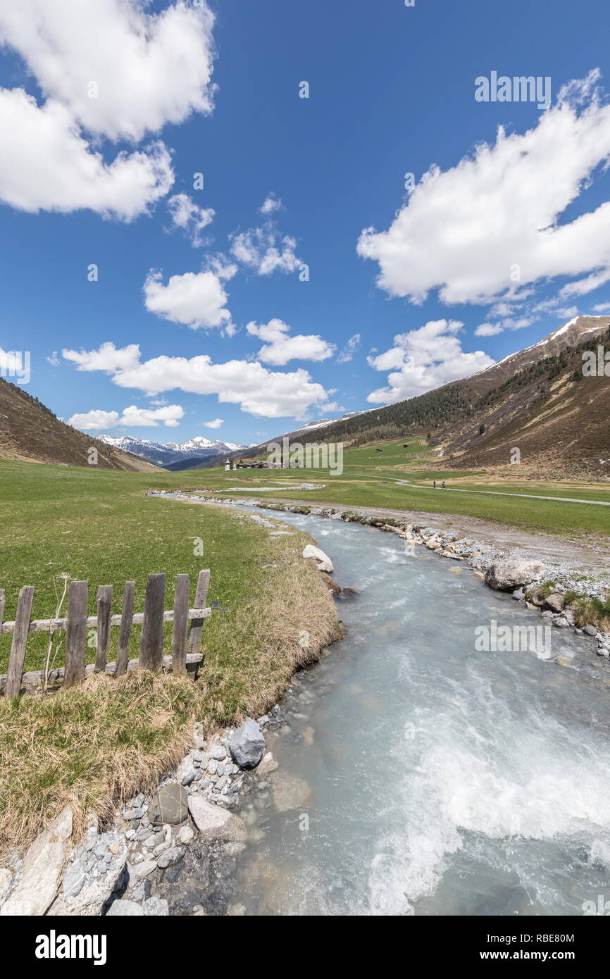 L'eau transparente de la rivière autour du village alpin de Davos, Société Cols Vallée, canton des Grisons, Suisse Banque D'Images