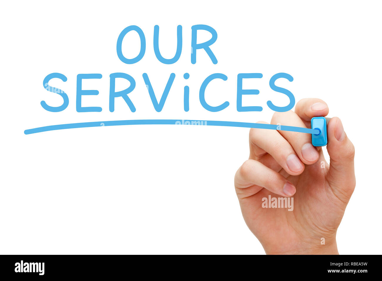 La main Nos Services avec marqueur bleu sur transparent conseil essuyer isolé sur blanc. Banque D'Images