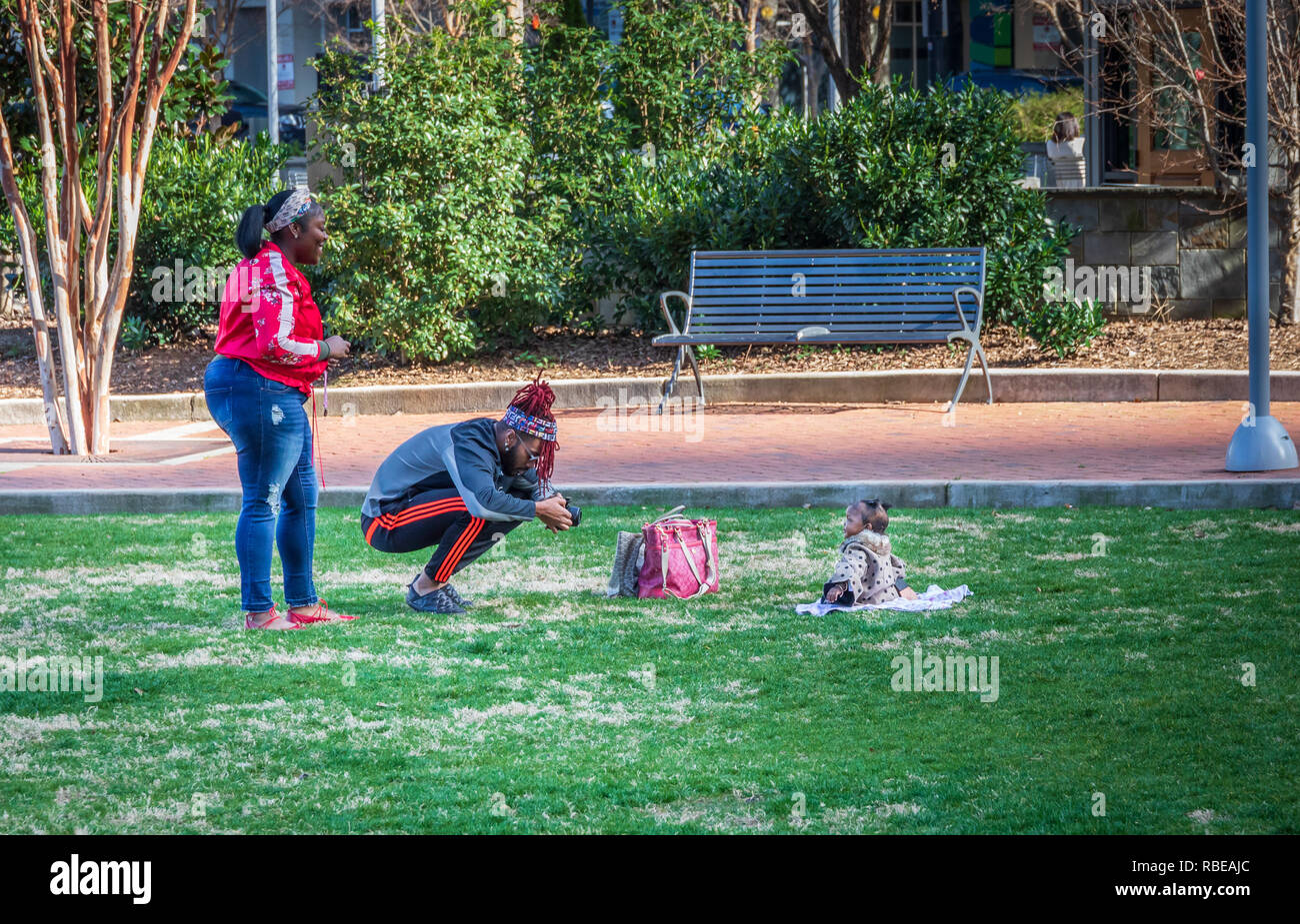 CHARLOTTE, NC, USA-1/8/19 : un jeune black couple photographing nourrisson dans Romare Park dans les quartiers chics. Banque D'Images