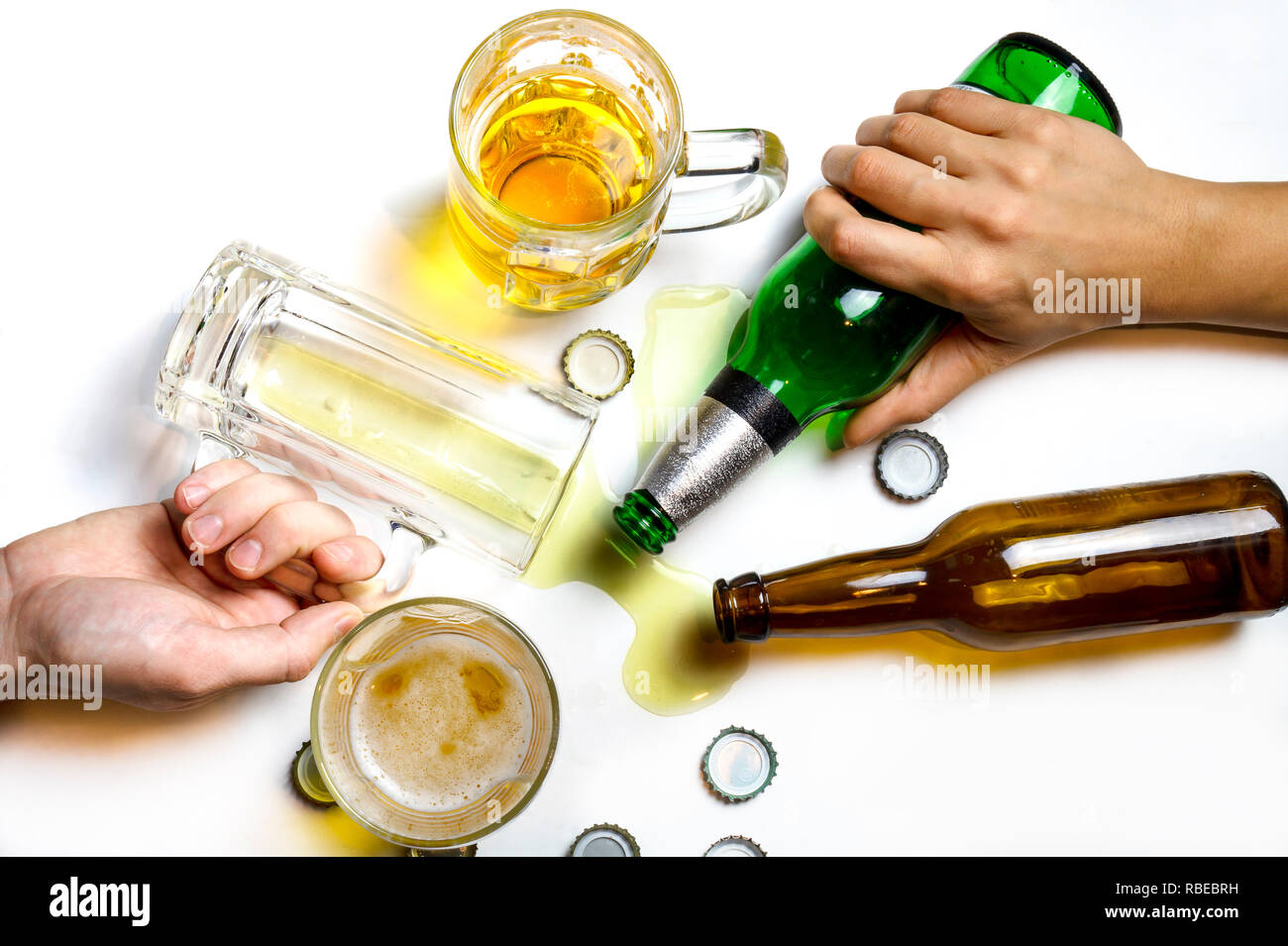 Quand la fête est finie oncept. Mains de gens passés sur la table en désordre après beer party Banque D'Images