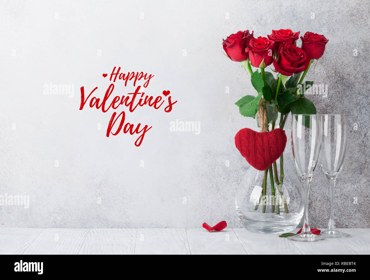Carte de voeux de la Saint-Valentin avec fleurs bouquet de rose rouge et de  chanpagne lunettes. Avec l'espace pour vos messages d'accueil Photo Stock -  Alamy