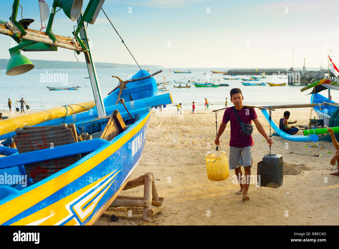L'ÎLE DE BALI, INDONÉSIE - 15 MAI 2017 : Bali fisherman apportant l'eau de l'océan au village de pêcheurs Balinais Banque D'Images