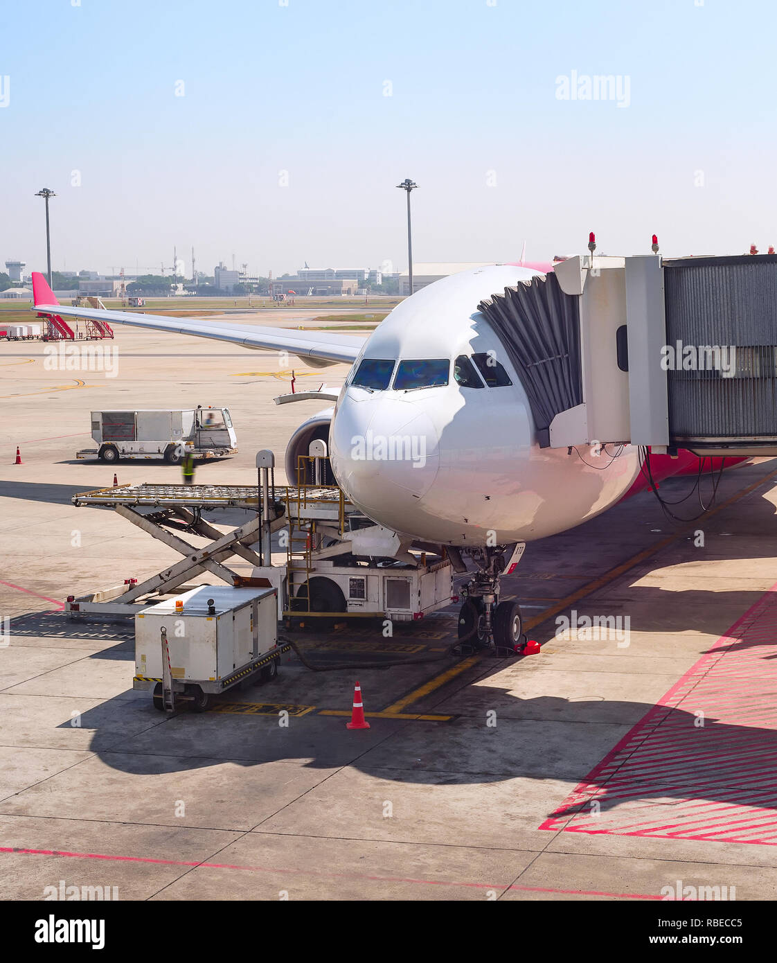 Scène de l'aéroport de Don Mueang, passerelle à l'avion sur la piste, Bangkok, Thaïlande Banque D'Images