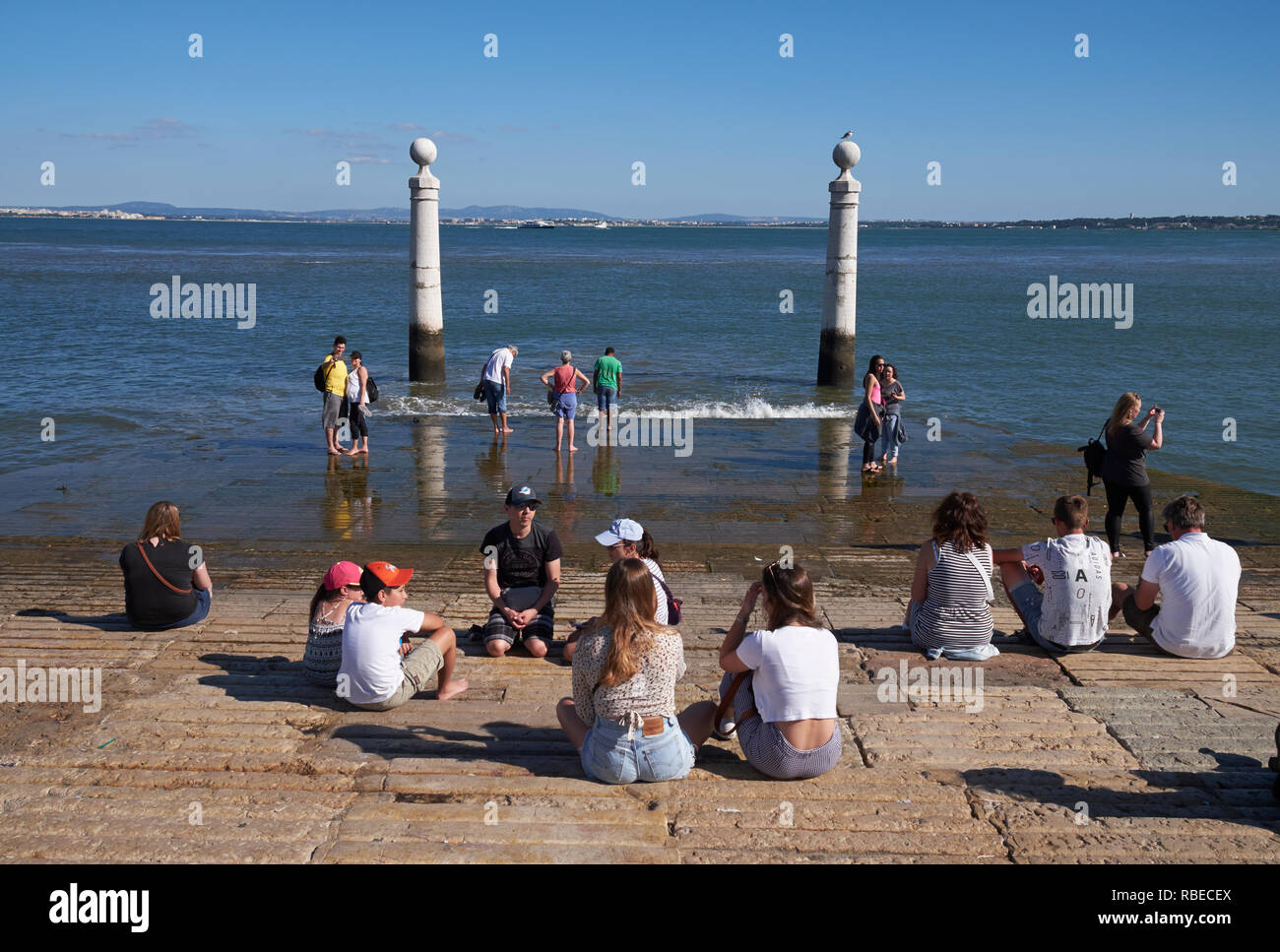 Une petite section de plage sur le Tage (Rio Tejo) en face de la Praça do Comércio, Lisbonne, Portugal. Banque D'Images