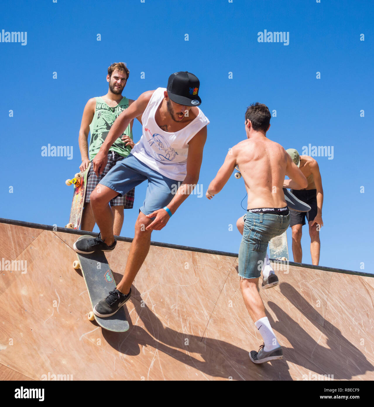 Sur la rampe de skate skateur en skatepark. Banque D'Images