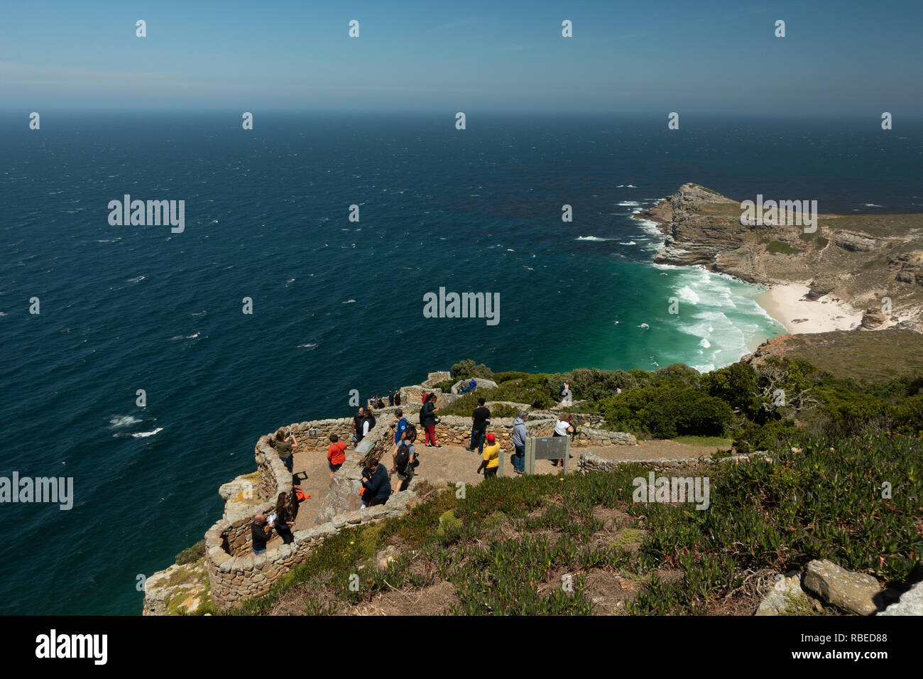 Les touristes de prendre des photos d'eux-mêmes à l'affût des points situés à la pointe du Cap, Afrique du Sud. Banque D'Images
