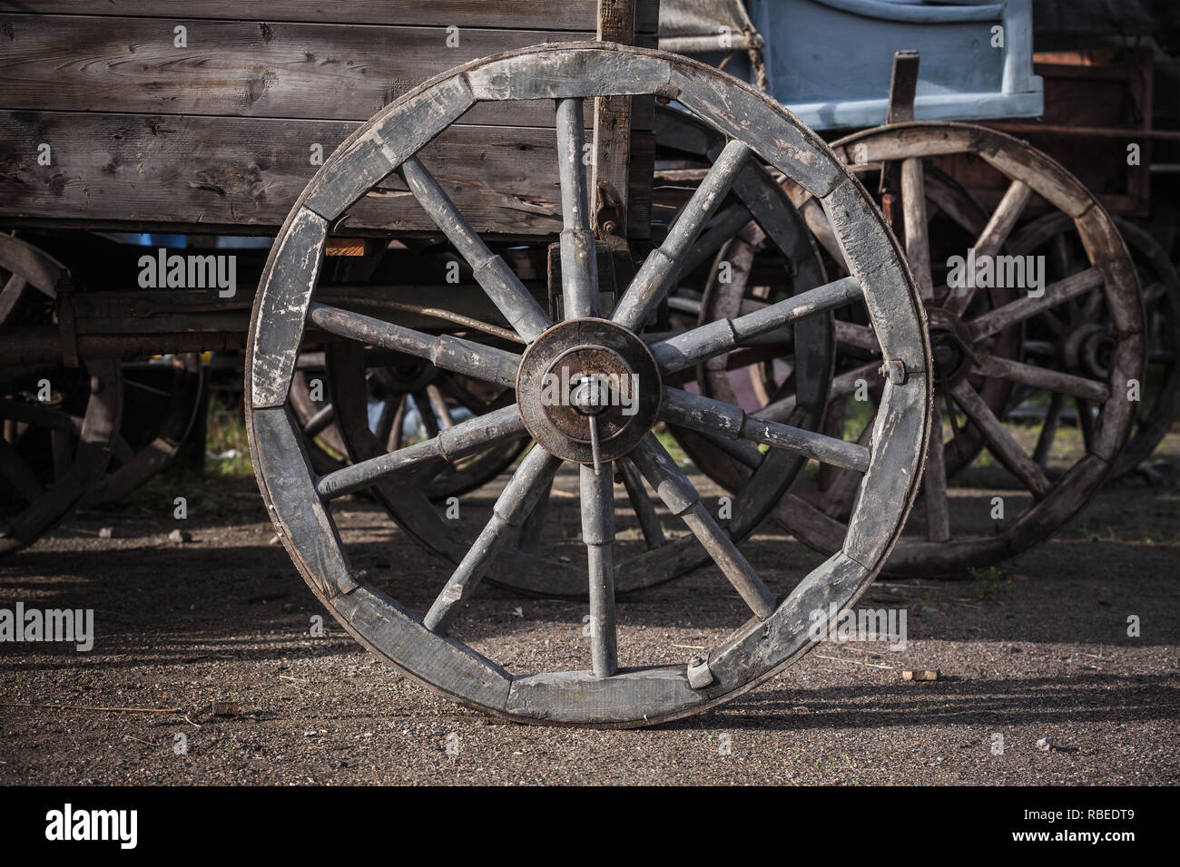Roue en bois de vintage wagon debout on rural road Banque D'Images