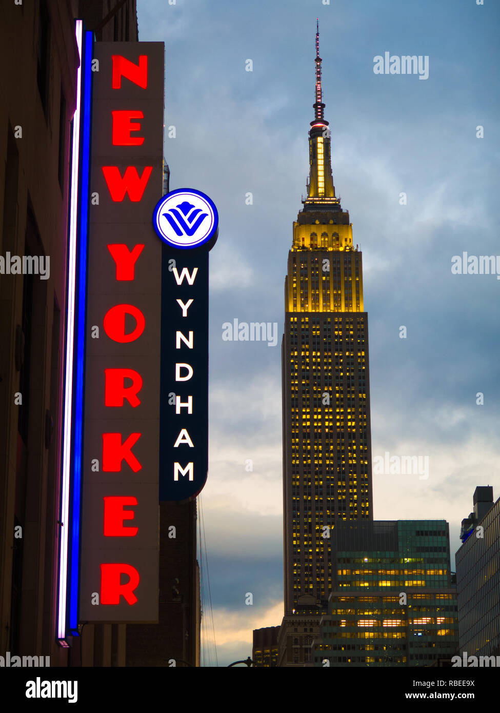 Le New Yorker Hotel et l'Empire State Building, Manhattan, New York City Banque D'Images