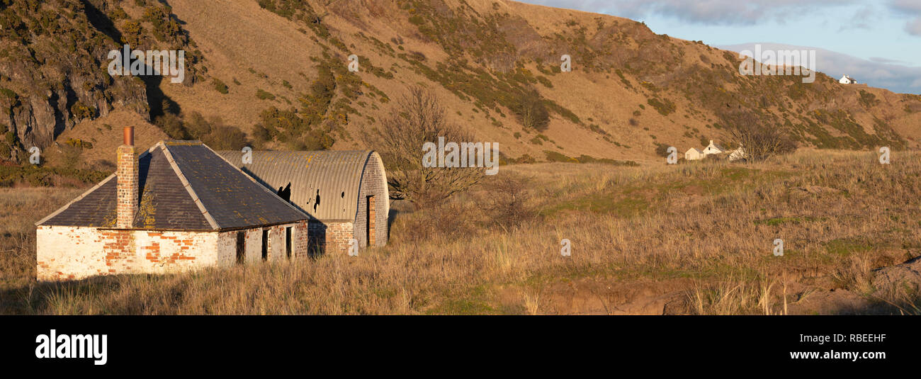 De Pêche abandonnés Bothies" derrière les dunes de la réserve naturelle nationale de St Cyrus dans l'Aberdeenshire. Banque D'Images