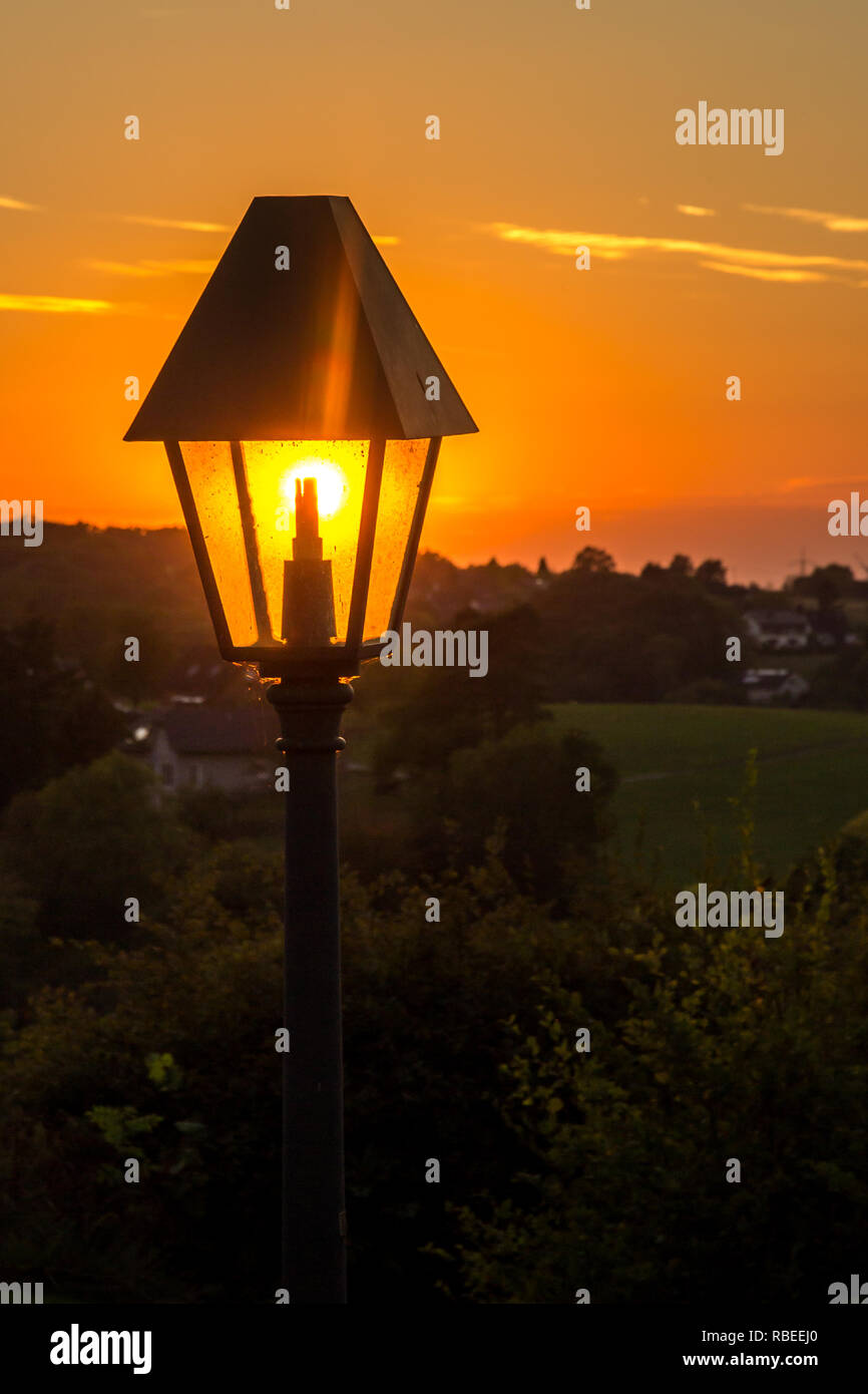 Le soleil du soir s'exécute comme un réverbère. Banque D'Images