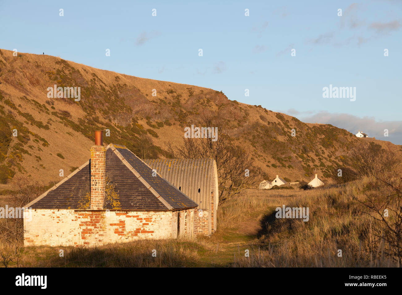 De Pêche abandonnés Bothies" derrière les dunes de la réserve naturelle nationale de St Cyrus dans l'Aberdeenshire. Banque D'Images