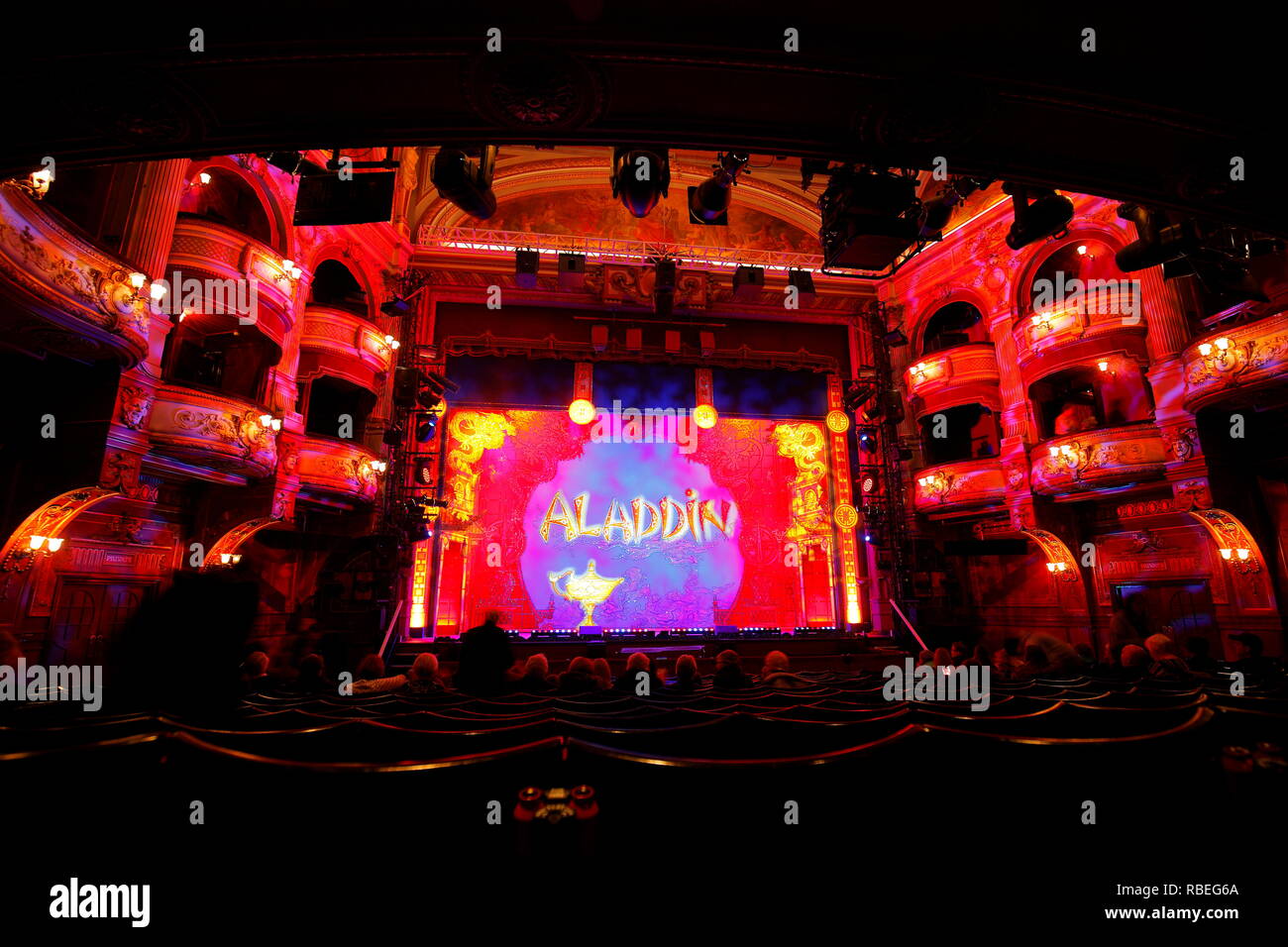 La scène de l'Alhambra Theatre de Bradford au cours de la présentation d'Aladdin pantomime. Banque D'Images