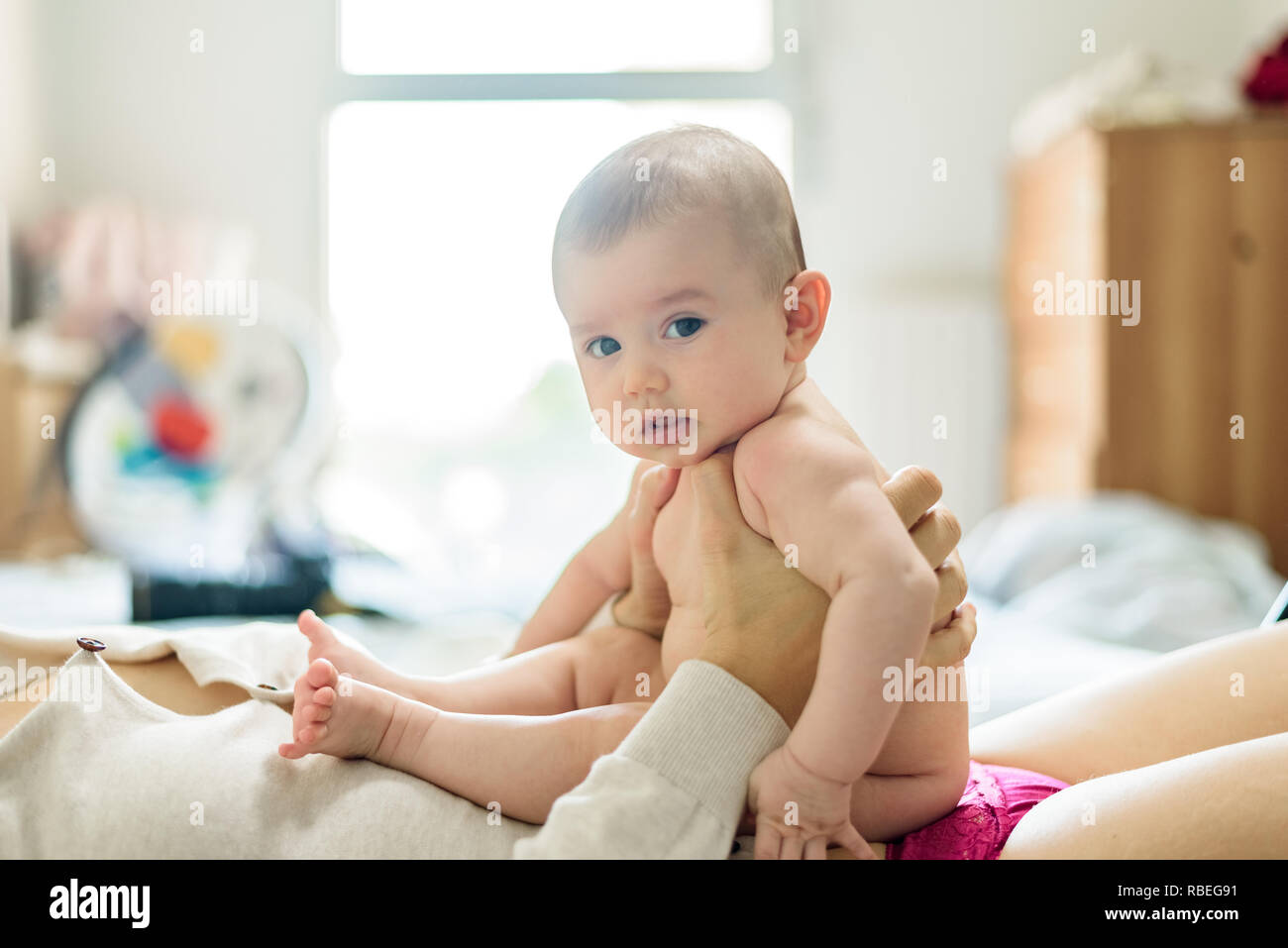Maman Avec Son Bebe Sur Son Ventre A La Camera A Gentiment Photo Stock Alamy