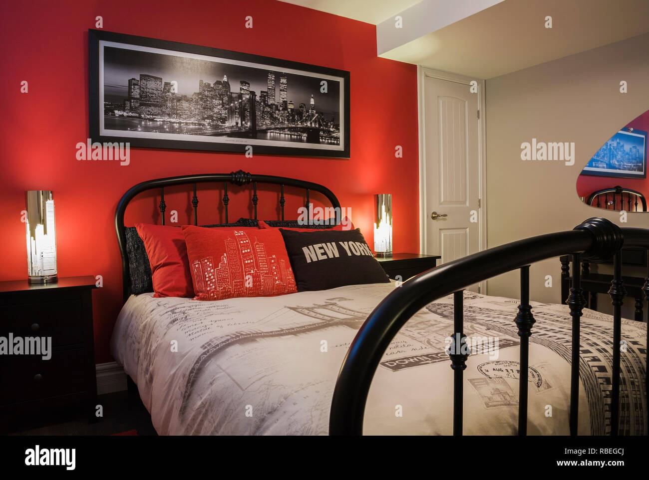 Lit double lit d'époque dans le New York thème chambre d'amis dans le  sous-sol à l'intérieur d'un pays d'accueil de style contemporain Photo  Stock - Alamy