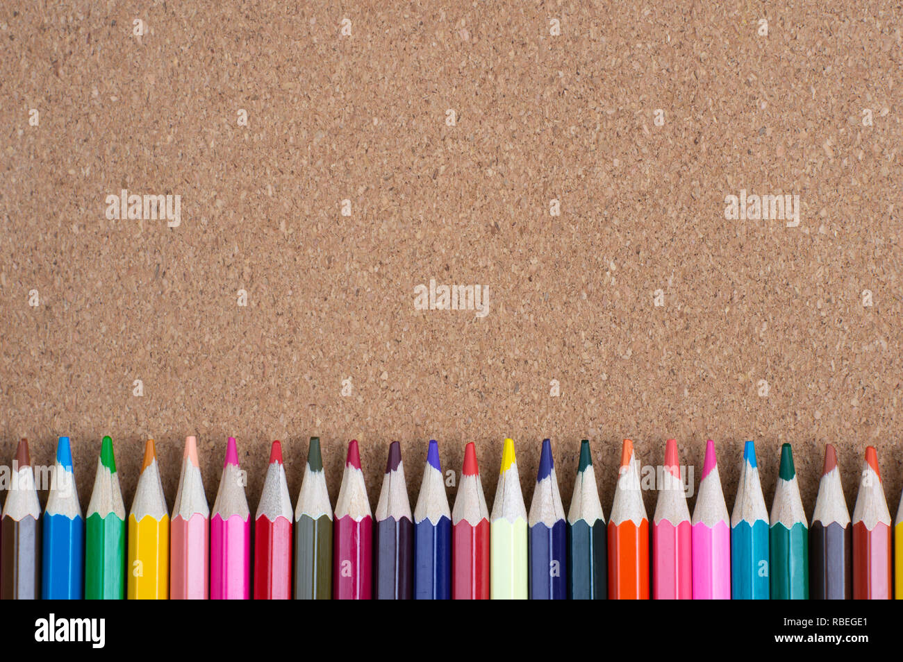 Crayons de couleur sur l'arrière-plan du panneau en liège Banque D'Images