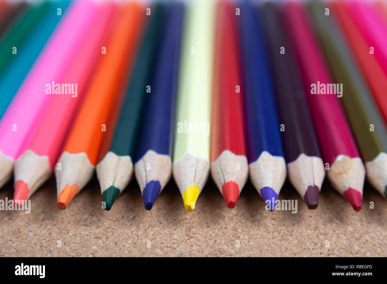 Crayons de couleur sur l'arrière-plan du panneau en liège Banque D'Images