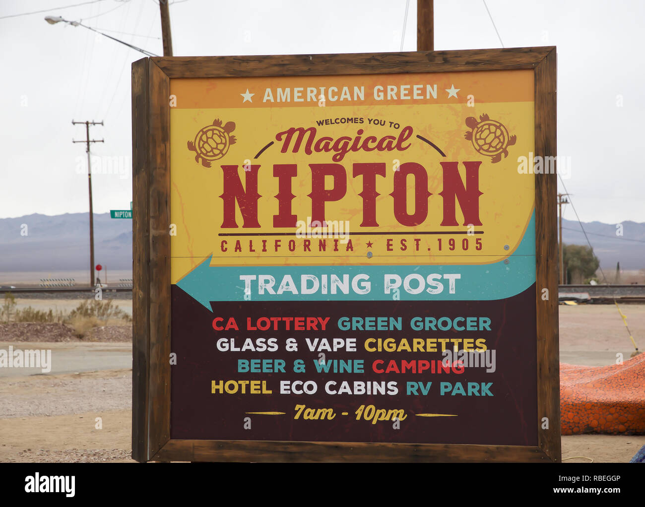 American green bienvenue sign in Nipton, Comté de San Bernardino, Californie,USA Banque D'Images