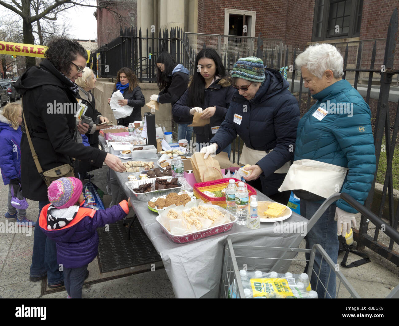 Vente de pâtisseries de levée de fonds pour la bibliothèque publique de Park Slope à Brooklyn, New York. Banque D'Images