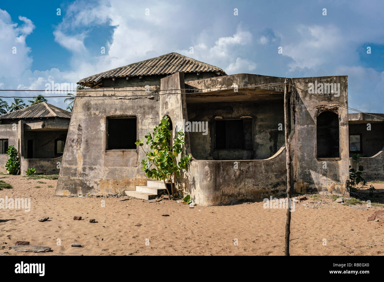 Une station abandonnée sur le bord de la tristement célèbre port de la passerelle d'à l'esclavage par la porte de non-retour. Ouidah, Bénin. Banque D'Images