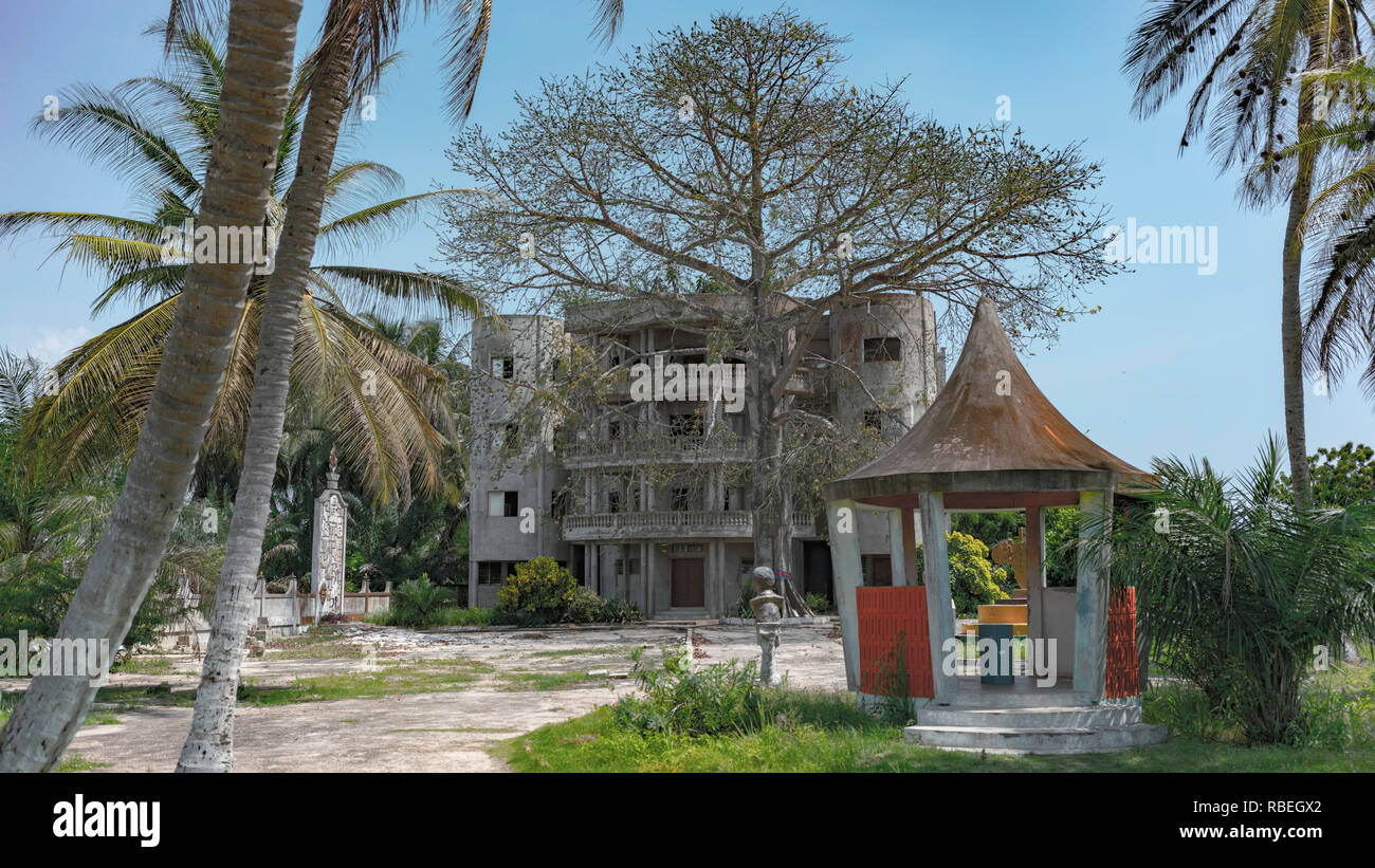 Un bâtiment abandonné sur la Route des esclaves". Ouidah, l'Atlantique Ministère, Bénin, Afrique. Banque D'Images