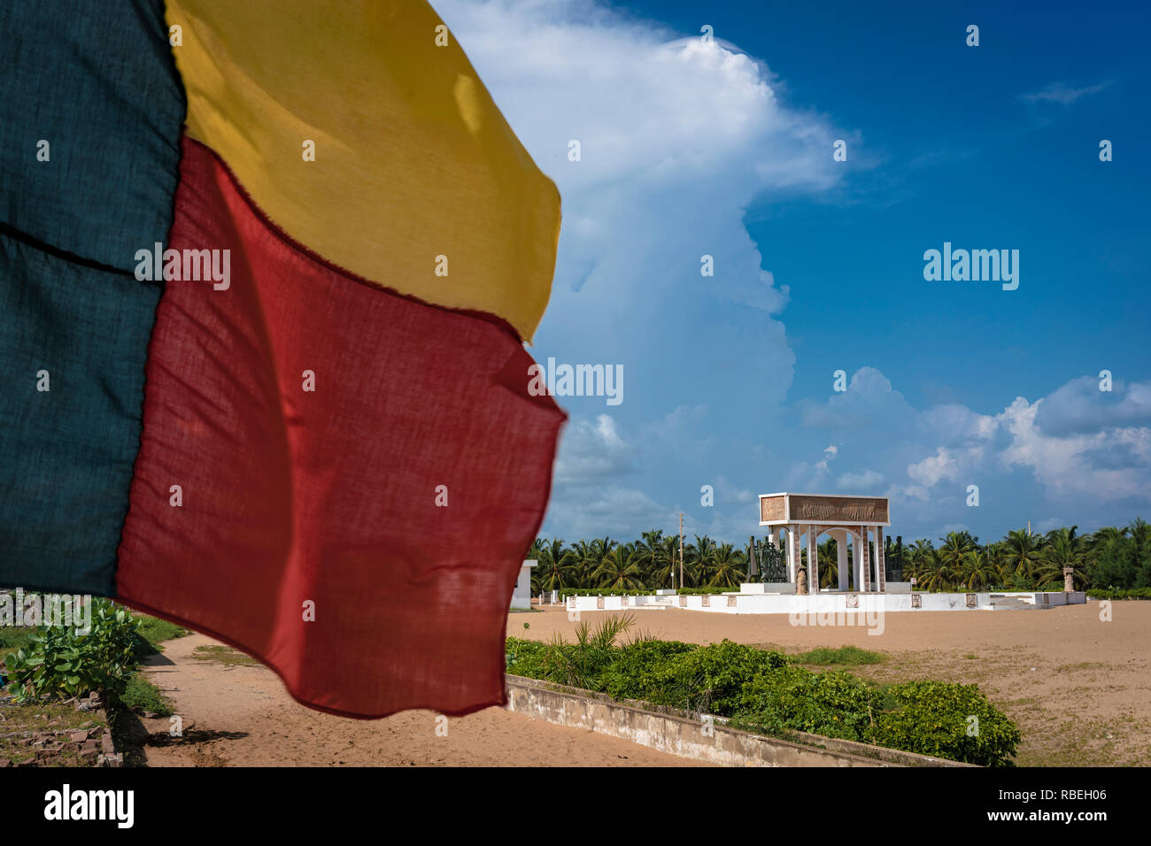 Le drapeau béninois en premier plan avec la porte de non retour (Porte du non retour) à Ouidah en arrière-plan, un ancien esclave trade post au Bénin. Banque D'Images