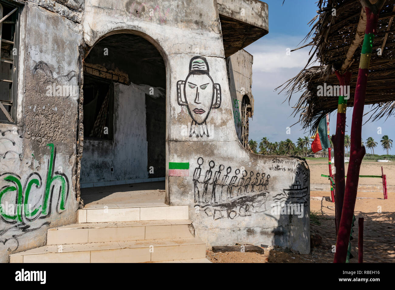 Des dessins sur une station abandonnée sur le bord de la tristement célèbre port de la passerelle d'à l'esclavage par la porte de non-retour. Ouidah, Bénin. Banque D'Images