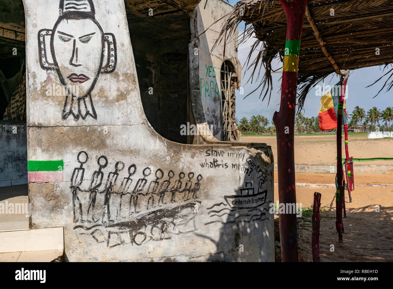 Des dessins sur une station abandonnée sur le bord de la tristement célèbre port de la passerelle d'à l'esclavage par la porte de non-retour. Ouidah, Bénin. Banque D'Images