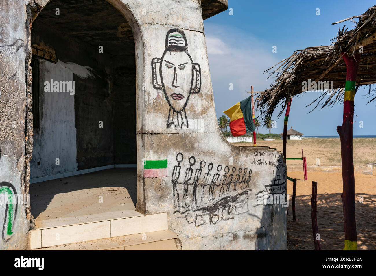 Des dessins sur une station abandonnée sur le bord de la tristement célèbre port de la passerelle d'à l'esclavage par la porte de non-retour. Ouidah, Bénin. Banque D'Images