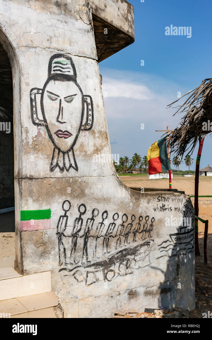 Des dessins sur une station abandonnée sur le bord de la tristement célèbre port de la passerelle d'à l'esclavage par la porte de non-retour. Ouidah, Bénin. Banque D'Images