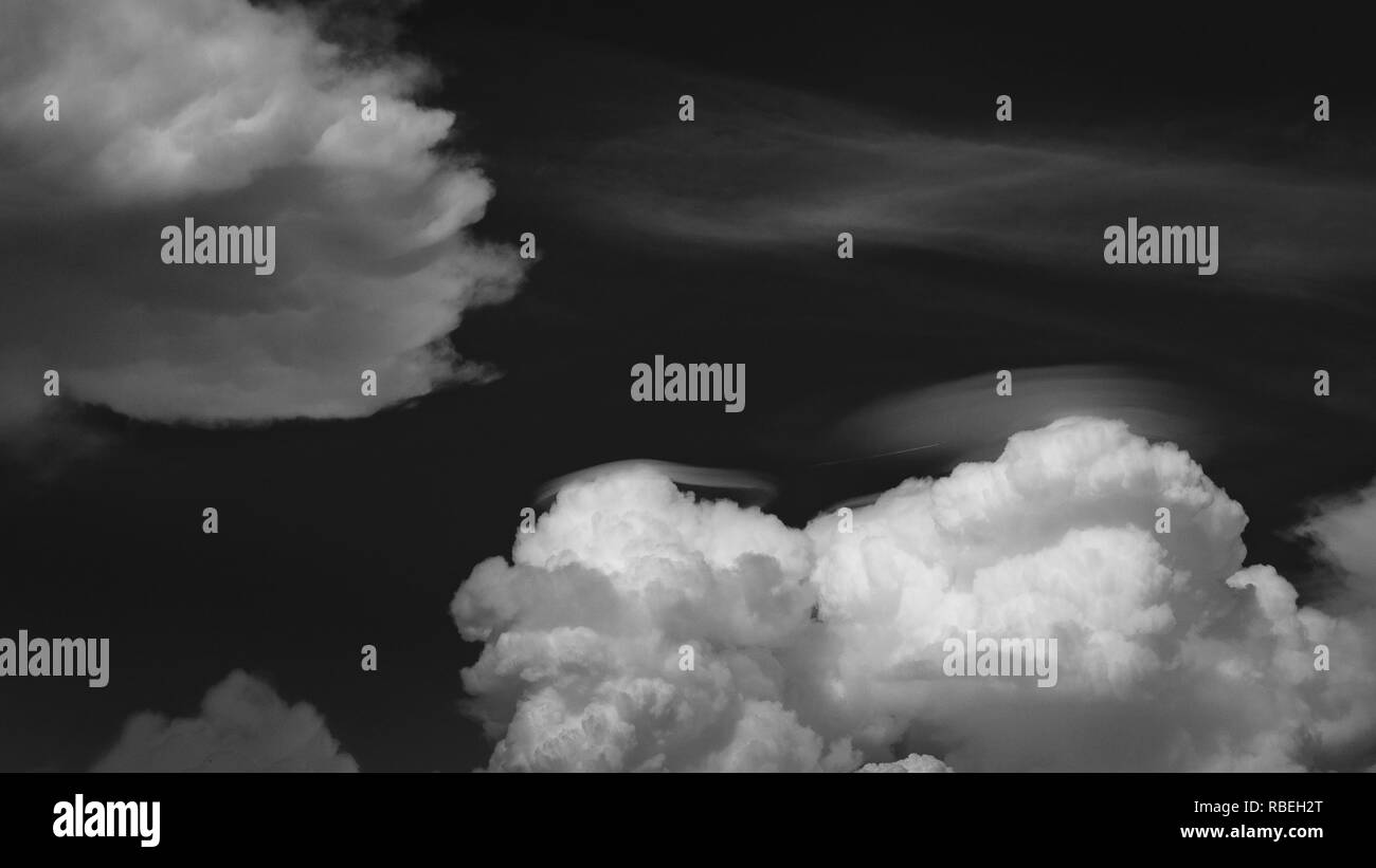 Formations de nuages au-dessus du golfe de Guinée, l'Atlantique Ministère, République du Bénin. Banque D'Images