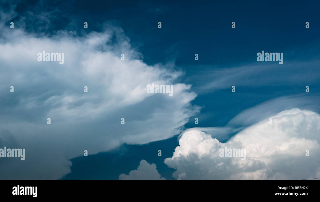 Formations de nuages au-dessus du golfe de Guinée, l'Atlantique Ministère, République du Bénin. Banque D'Images