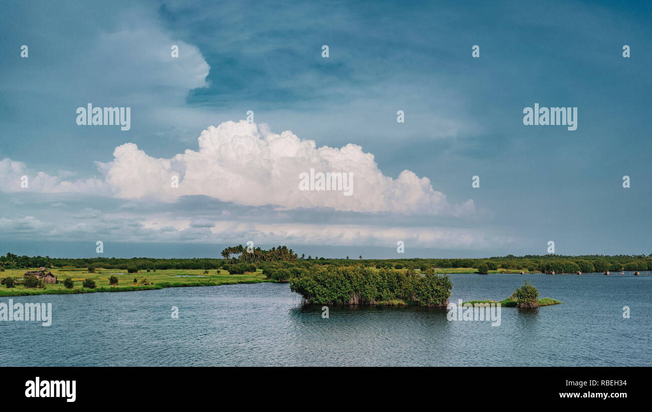 Photo de paysage de la Laguna de Ouidah, l'Atlantique Ministère, au Bénin. Banque D'Images