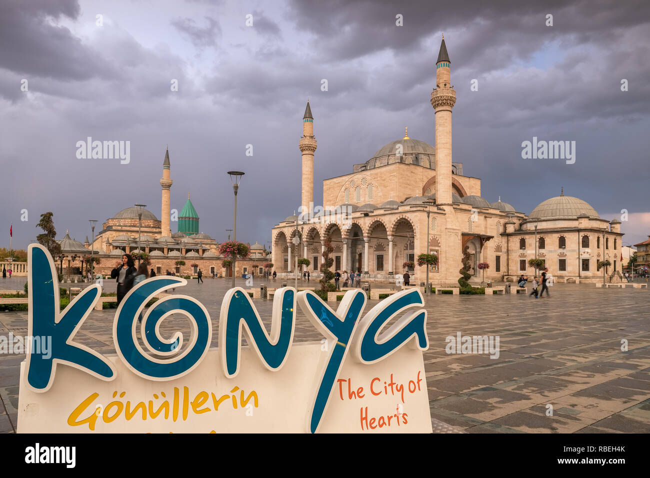 Konya, Turquie - 20 octobre 2018 : la place centrale de la vieille ville avec le musée Mevlana sur l'arrière-plan et mosquée Selimiye Banque D'Images