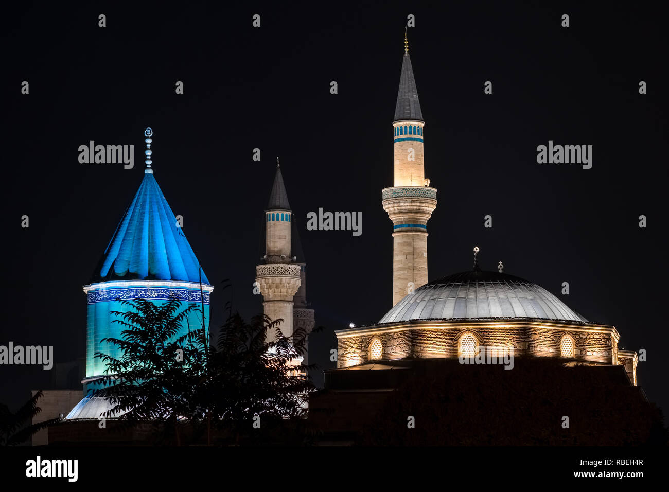 Mosquée musée de Mevlana à Konya, Turquie la nuit Banque D'Images