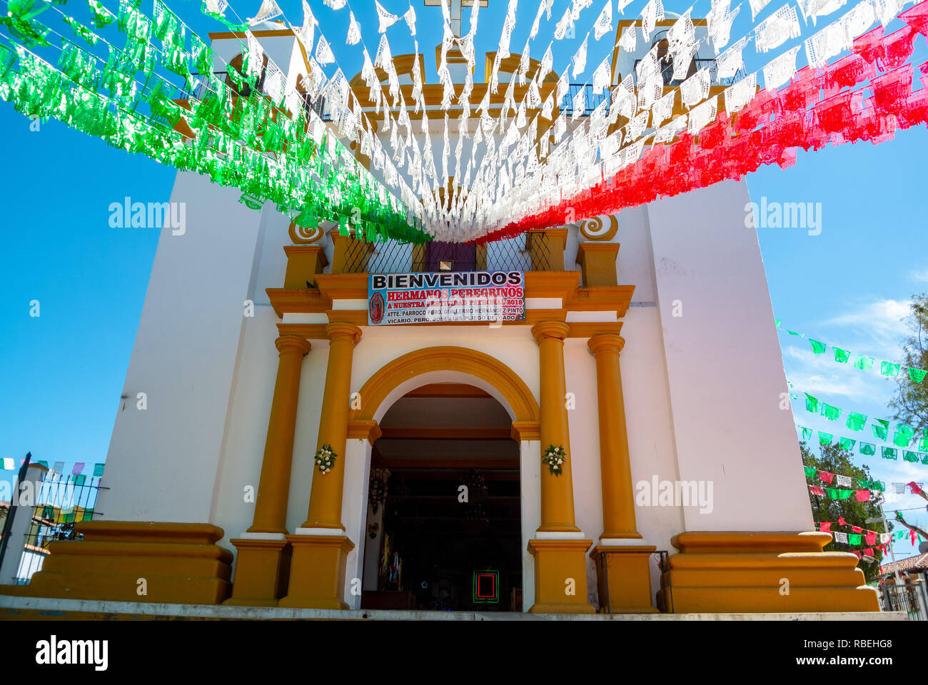 Église Guadalupe avec décors de drapeaux, San Cristobal de las Casas, Chiapas, Mexique Banque D'Images