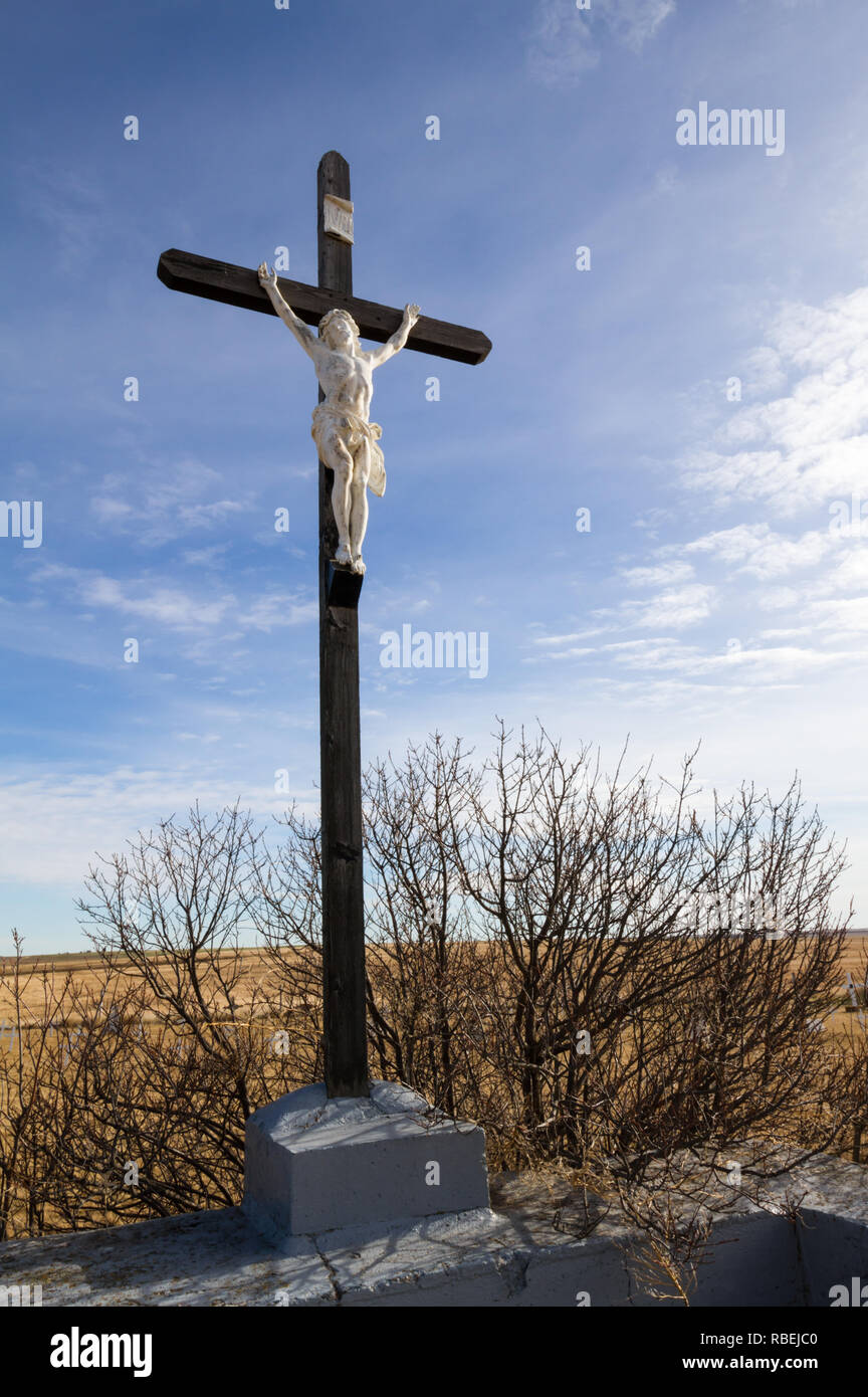 Grande croix de cimetière de Blumenfeld Église, une église catholique construite en 1915 et site historique entouré de terres agricoles dans les régions rurales de la Saskatchewan, Canada Banque D'Images