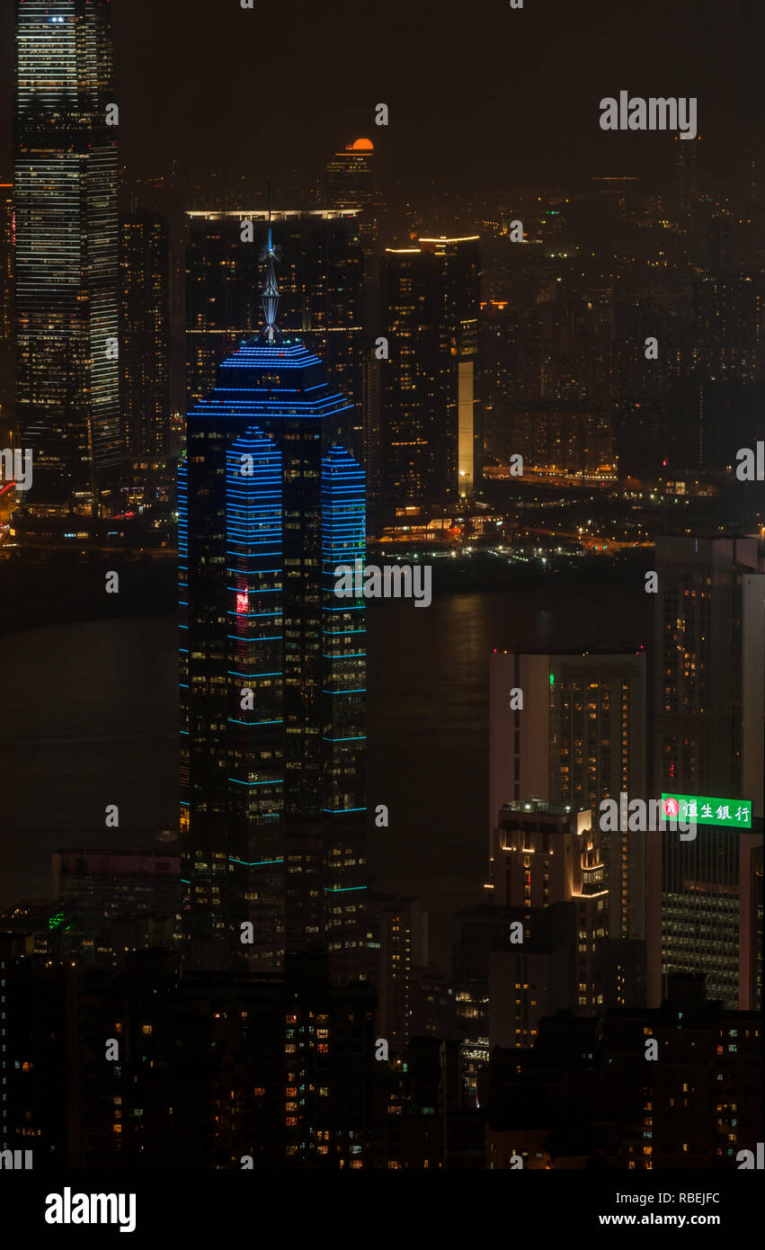 Plus de 7 (sept) millions de personnes vivent à Hong Kong, en Chine, où les affaires vont bon train et un horizon rempli de gratte-ciel est coloré dans la nuit. Banque D'Images