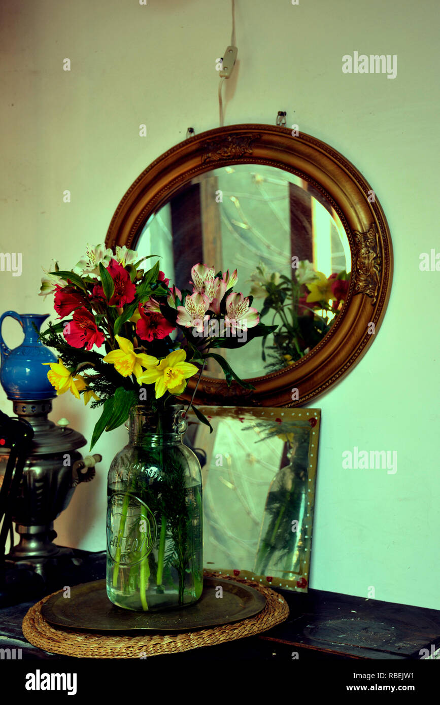 Un magnifique miroir vintage avec des fleurs Banque D'Images