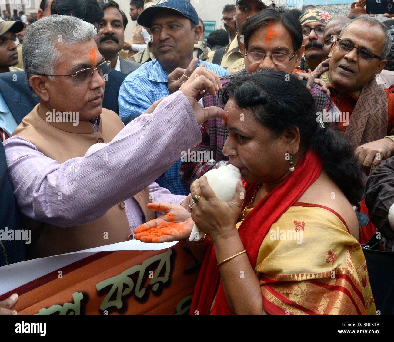 Kolkata, Inde. 09Th Jan, 2019. Le président de l'État du Bengale occidental BJP Dilip Ghosh (à gauche) avec le membre du parti célèbre la citoyenneté (Amendment) Bill 2016 adoptée par Lokshabha. Credit : Saikat Paul/Pacific Press/Alamy Live News Banque D'Images