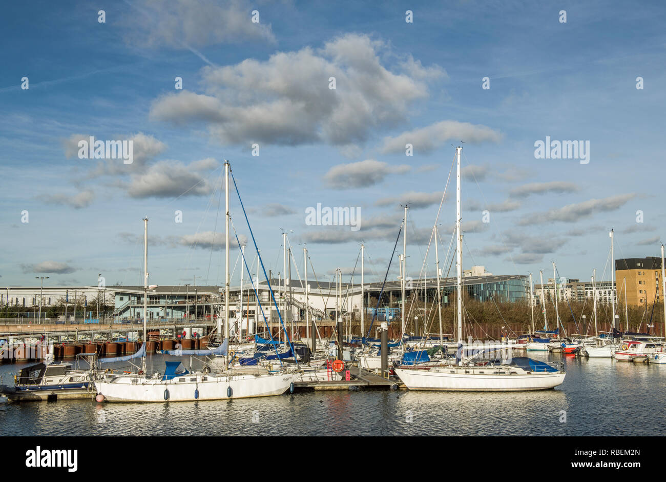 La rivière Ely entrée en Cardiff Bay bordée d'appartements et plein de plaisance dans les ports de plaisance nouvellement construit, dans le sud du Pays de Galles Banque D'Images