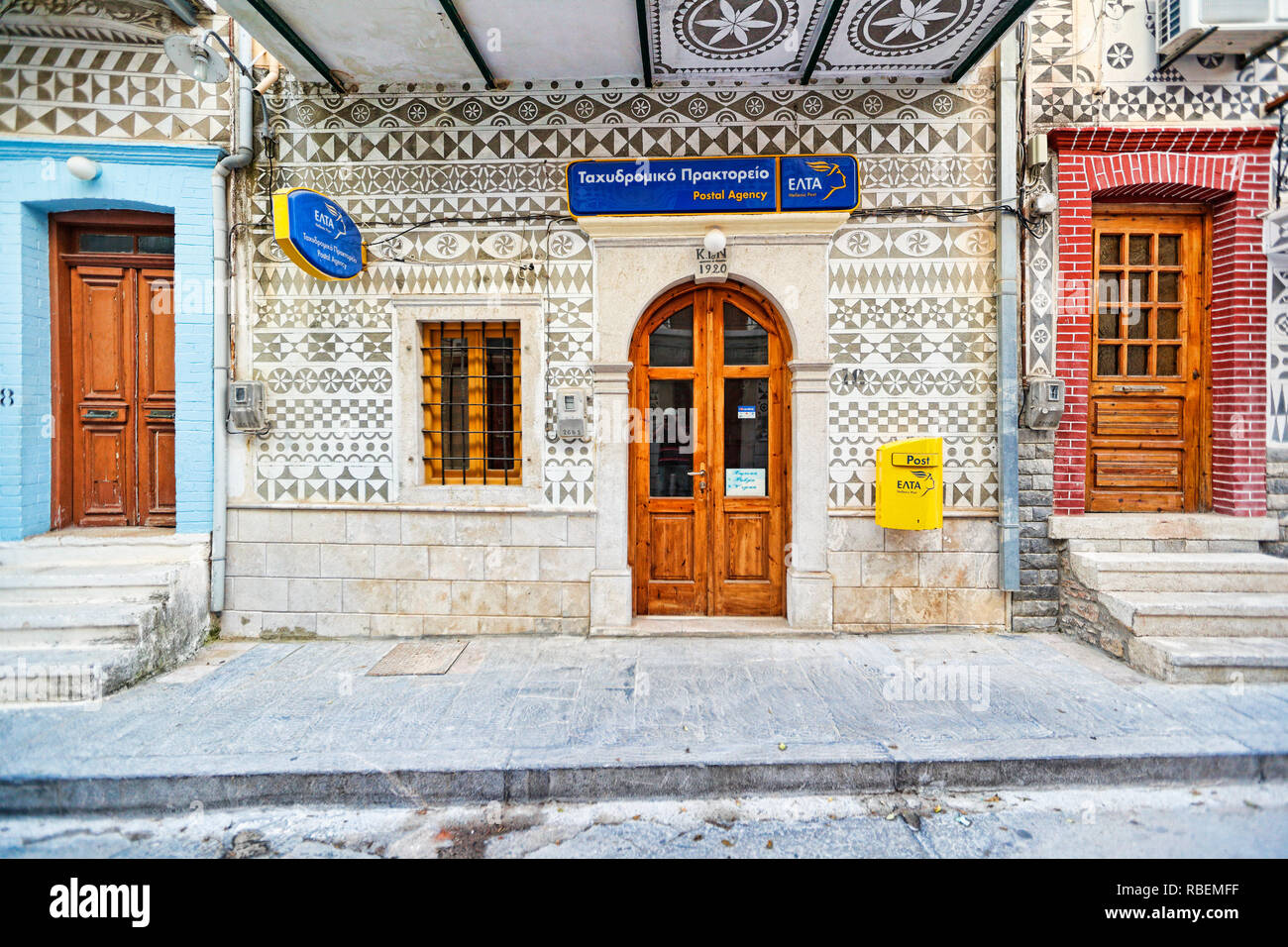 Le bureau de poste décoré de la célèbre rayure géométrique des modèles dans le village médiéval de mastic de Pyrgi sur l'île de Chios, Grèce Banque D'Images