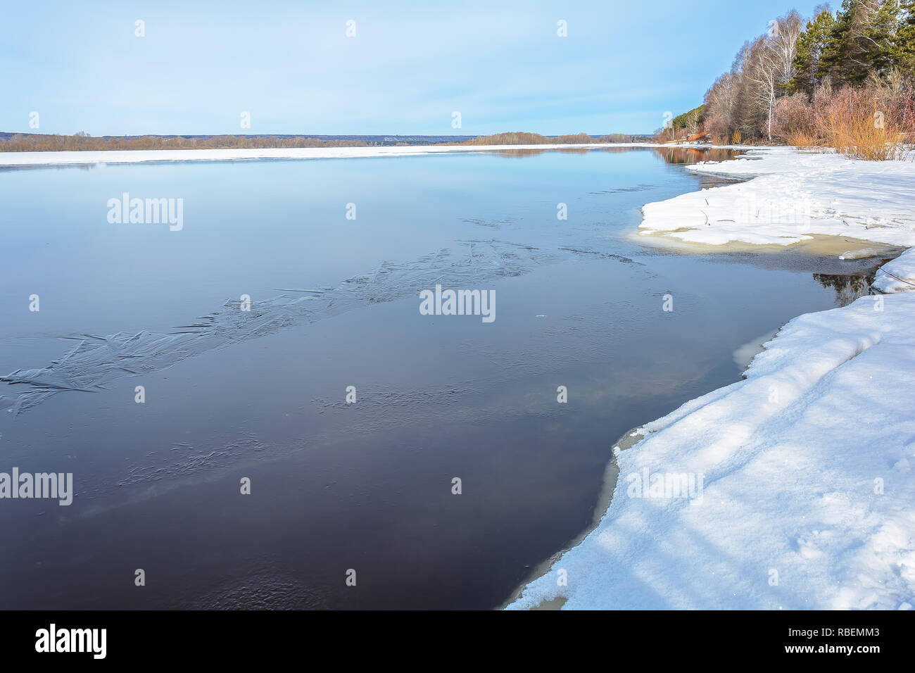 Une fine couche de glace fond sur la surface de l'eau de rivière Banque D'Images