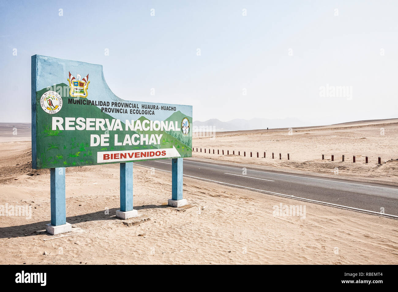 Panneau de signalisation indiquant l'entrée de la réserve nationale de Lachay à autoroute panaméricaine. Huacho, département de Lima, Pérou. Banque D'Images