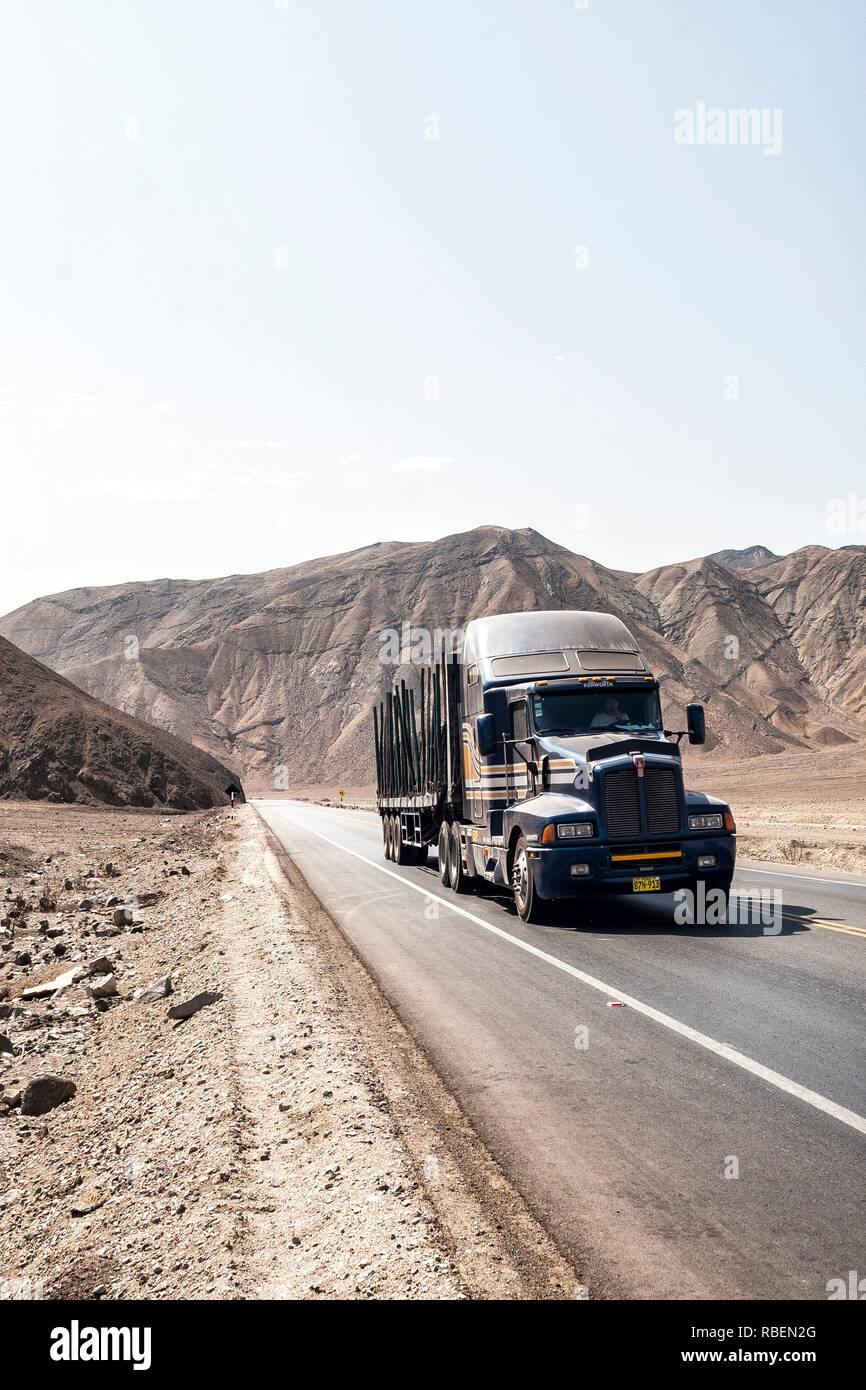 La conduite de camions sur l'autoroute panaméricaine. Huarney, Département d'Ancash, au Pérou. Banque D'Images