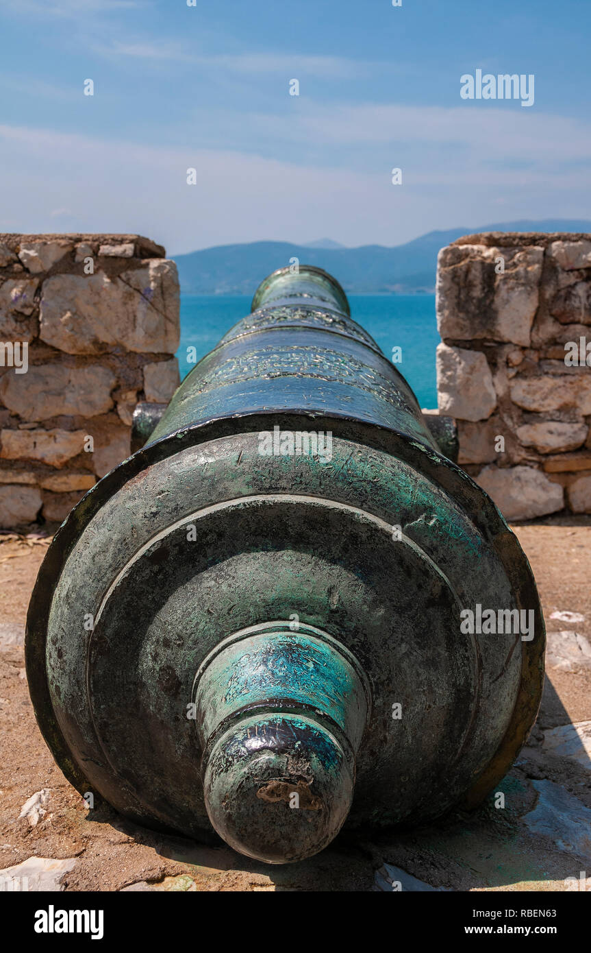 Canon sur les remparts ou bastion, l'un des cinq pointe toujours dans la baie nommée 'cinq frères' à Nauplie, l'Argolide, Péloponnèse, Grèce Banque D'Images